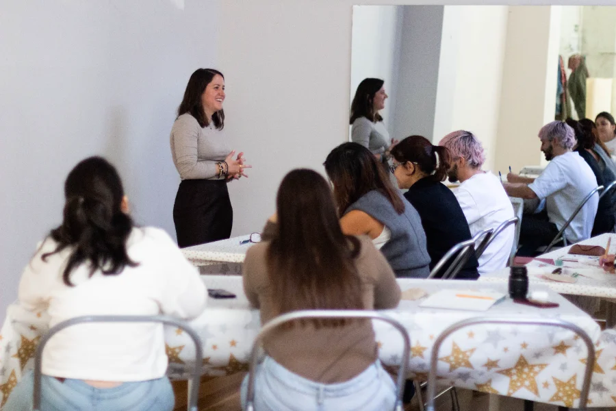 Participantes en dinámica de mindfulness corporativo